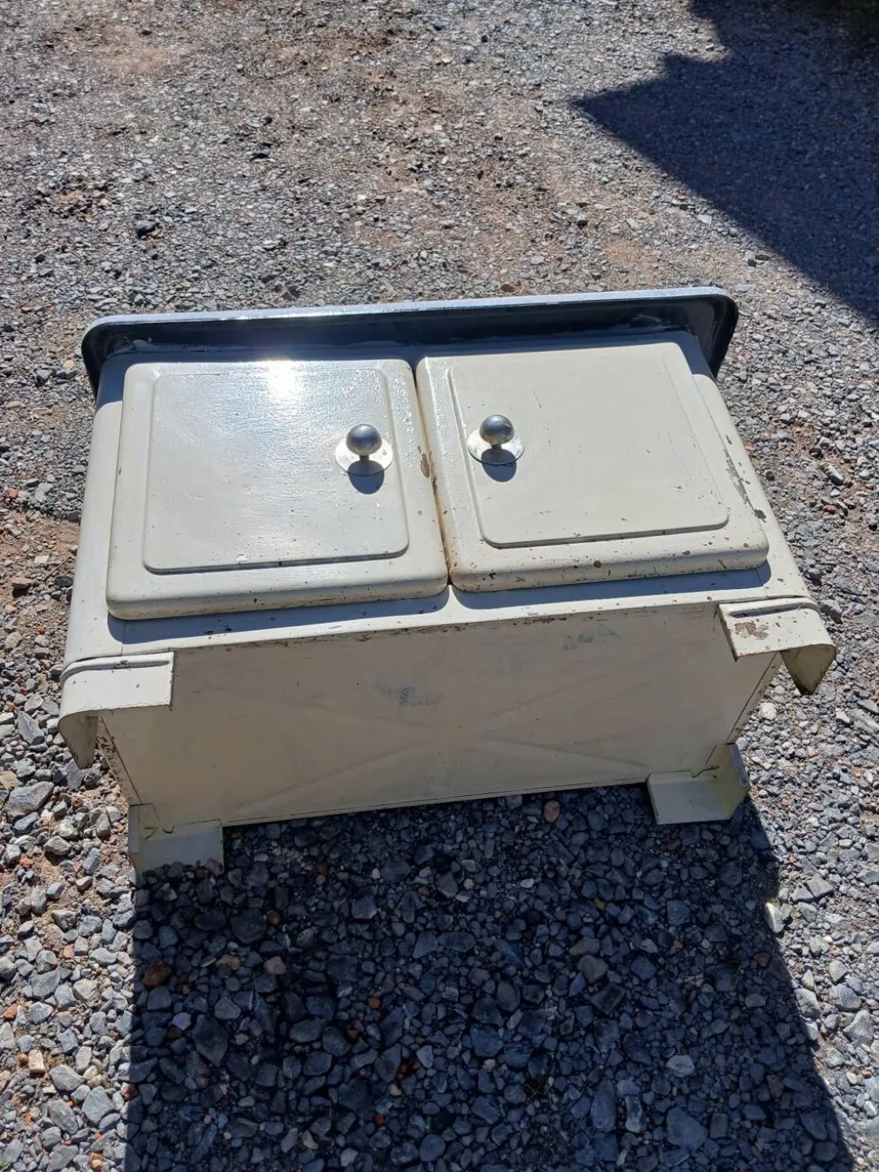 Petit meuble vintage en tôle émaillée