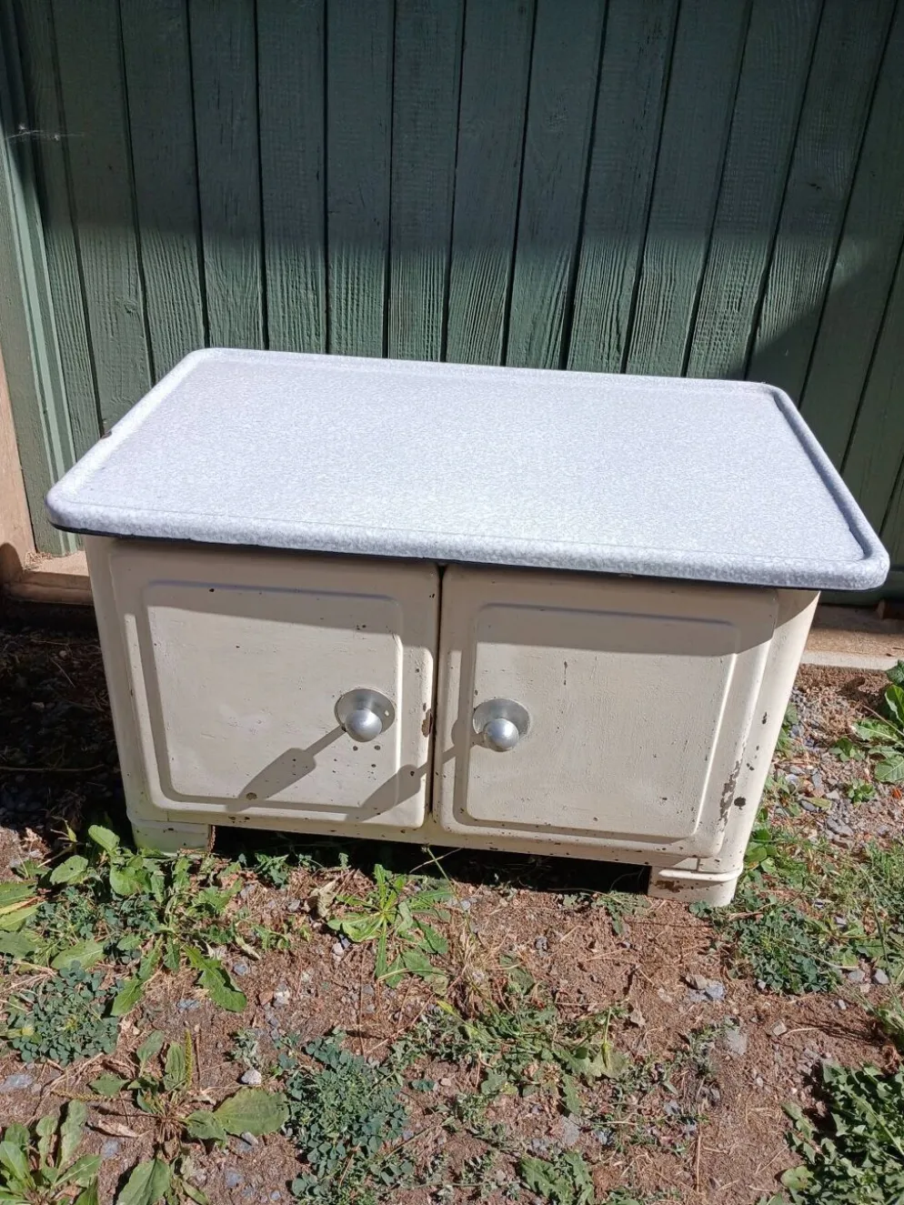 Petit meuble vintage en tôle émaillée