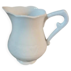 Petit pichet ancien en porcelaine