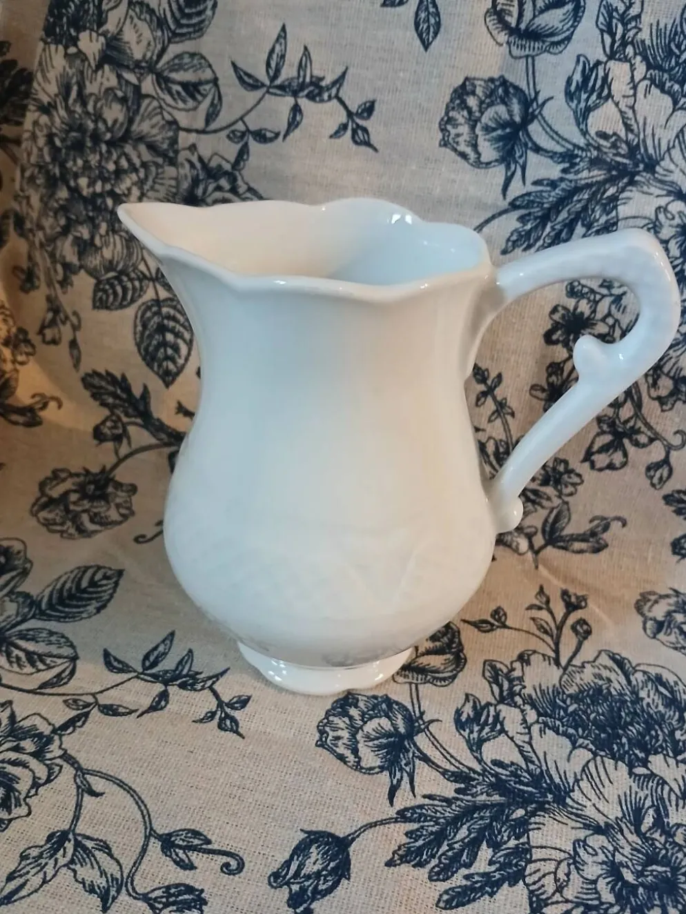 Petit pichet ancien en porcelaine