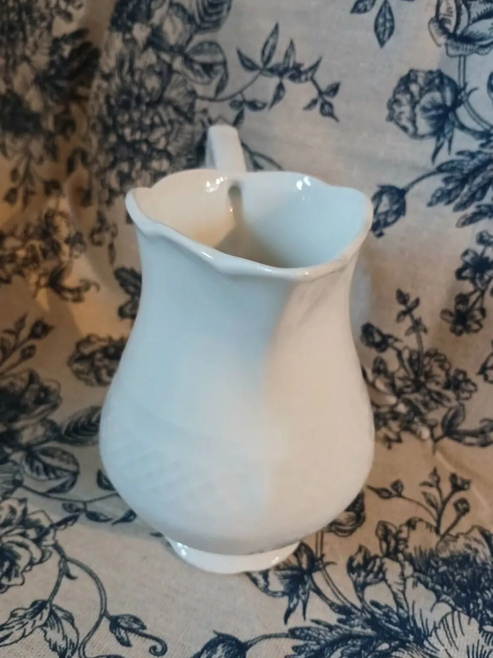 Petit pichet ancien en porcelaine