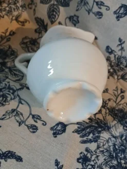 Petit pichet ancien en porcelaine