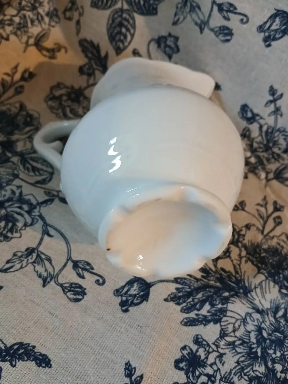 Petit pichet ancien en porcelaine