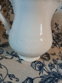 Petit pichet ancien en porcelaine