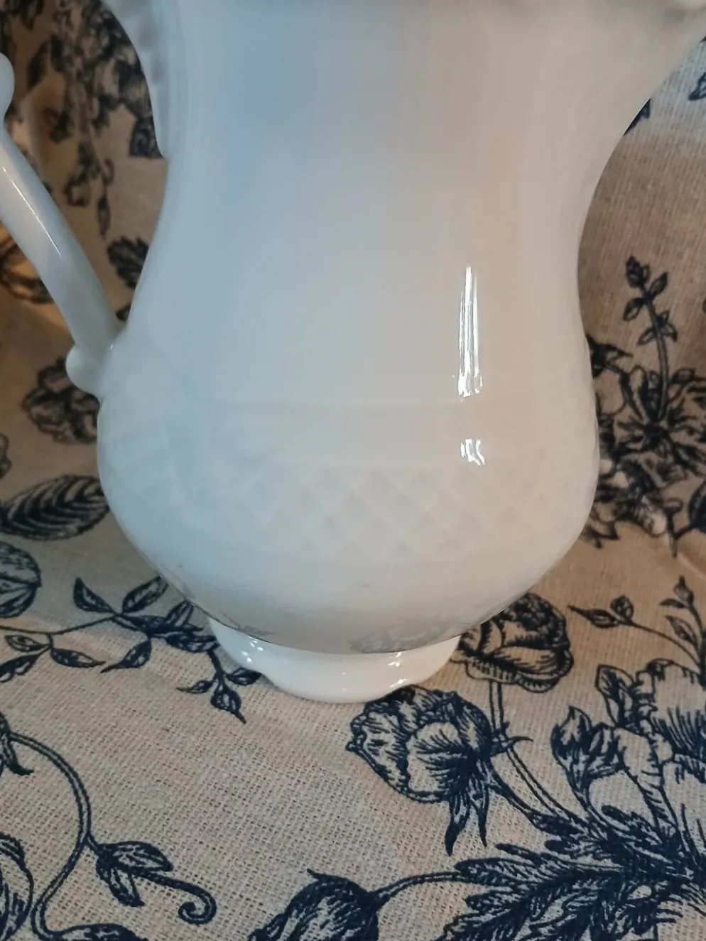 Petit pichet ancien en porcelaine