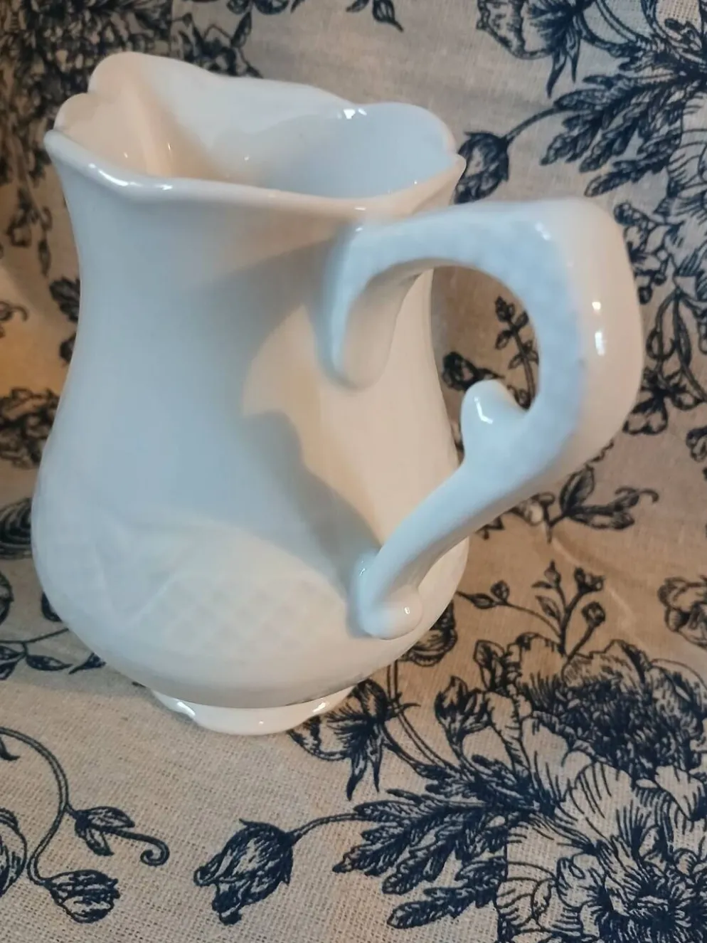 Petit pichet ancien en porcelaine