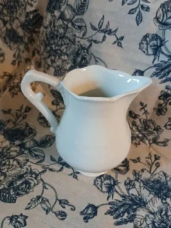 Petit pichet ancien en porcelaine