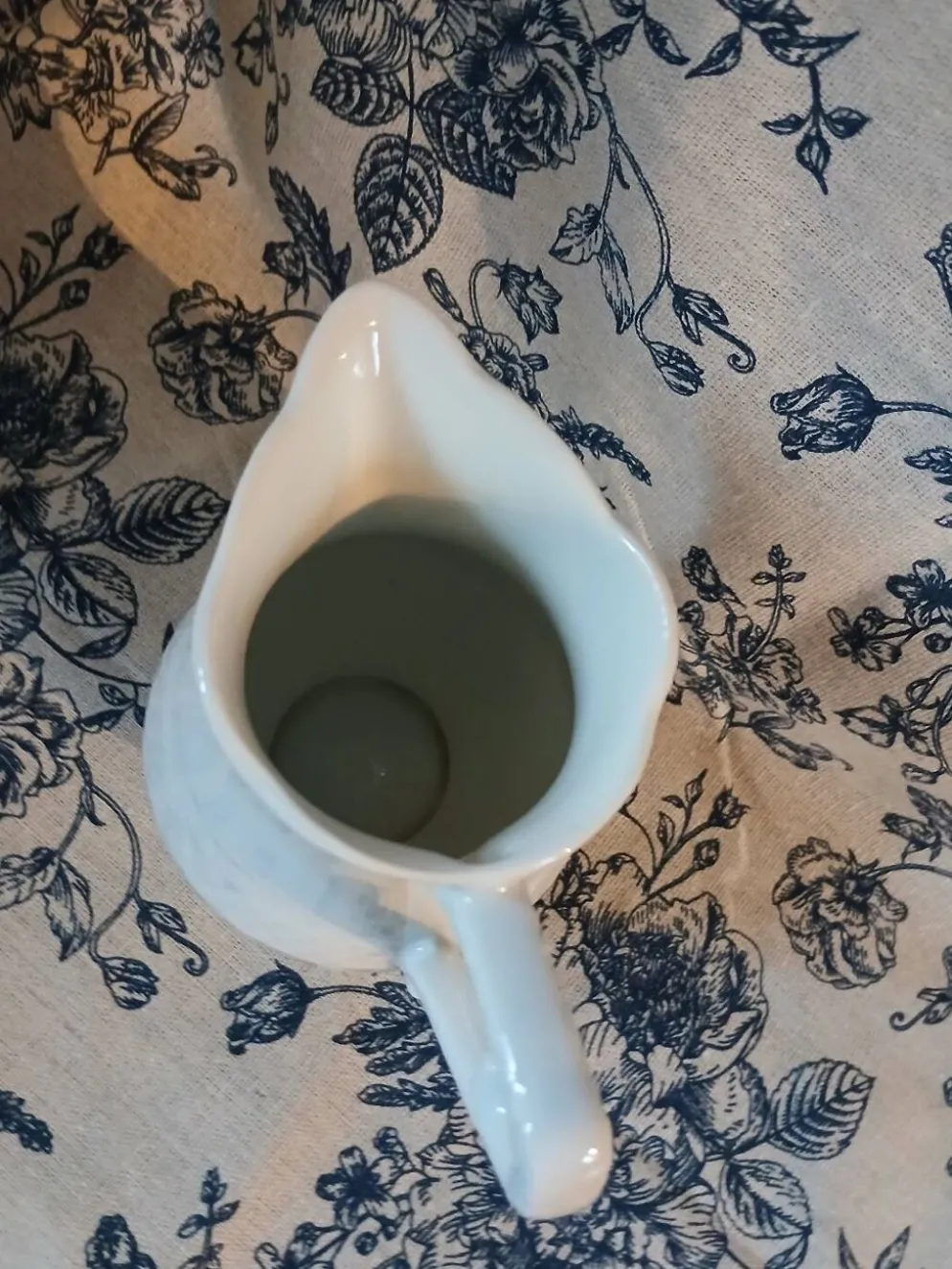 Petit pichet ancien en porcelaine