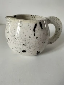Petit pichet en céramique mouchetée esprit atelier vintage