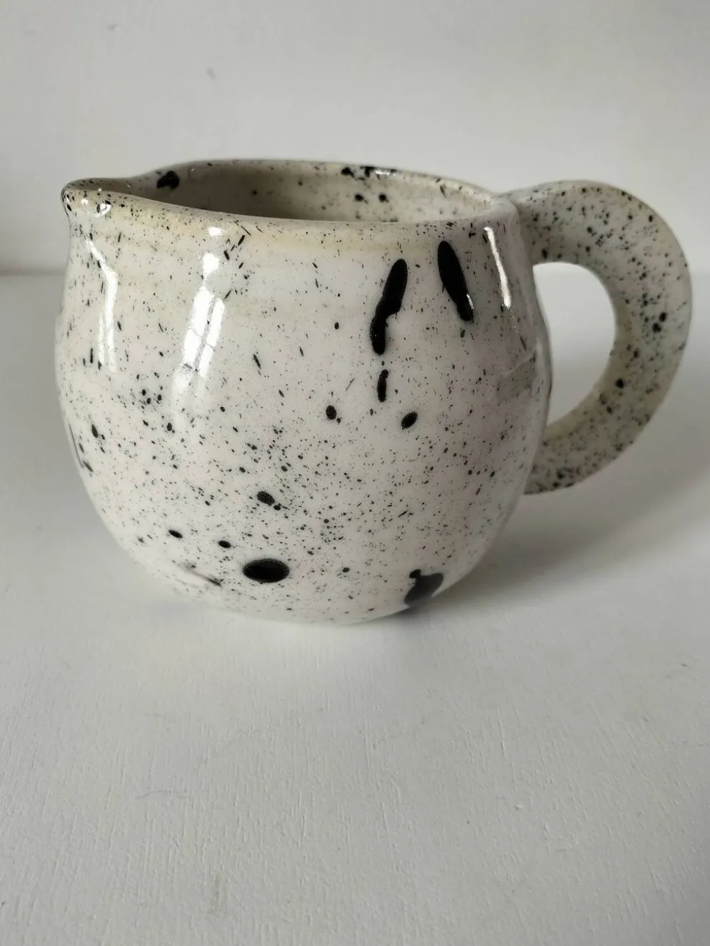 Petit pichet en céramique mouchetée esprit atelier vintage