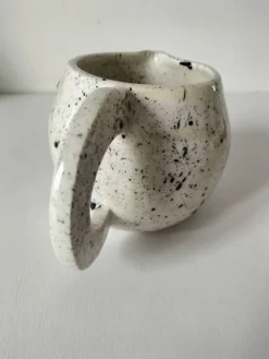 Petit pichet en céramique mouchetée esprit atelier vintage