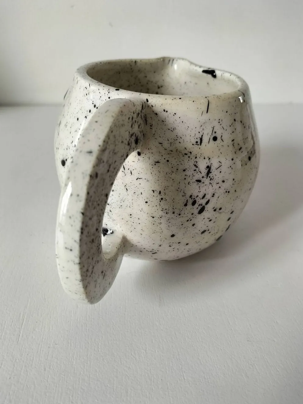 Petit pichet en céramique mouchetée esprit atelier vintage