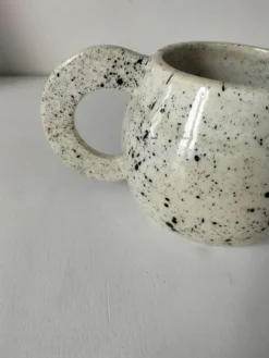Petit pichet en céramique mouchetée esprit atelier vintage