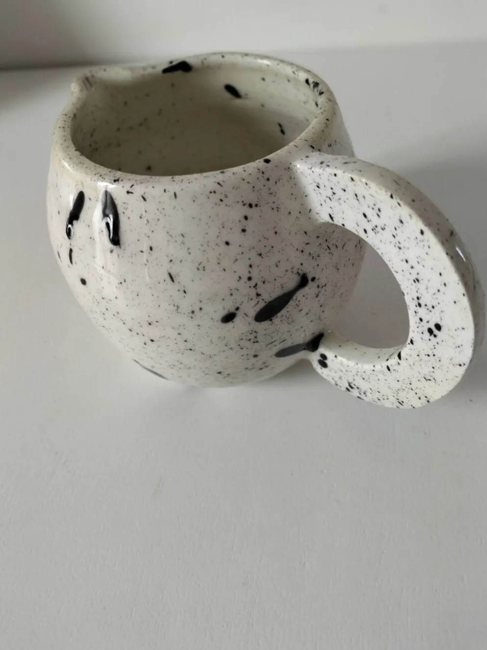 Petit pichet en céramique mouchetée esprit atelier vintage