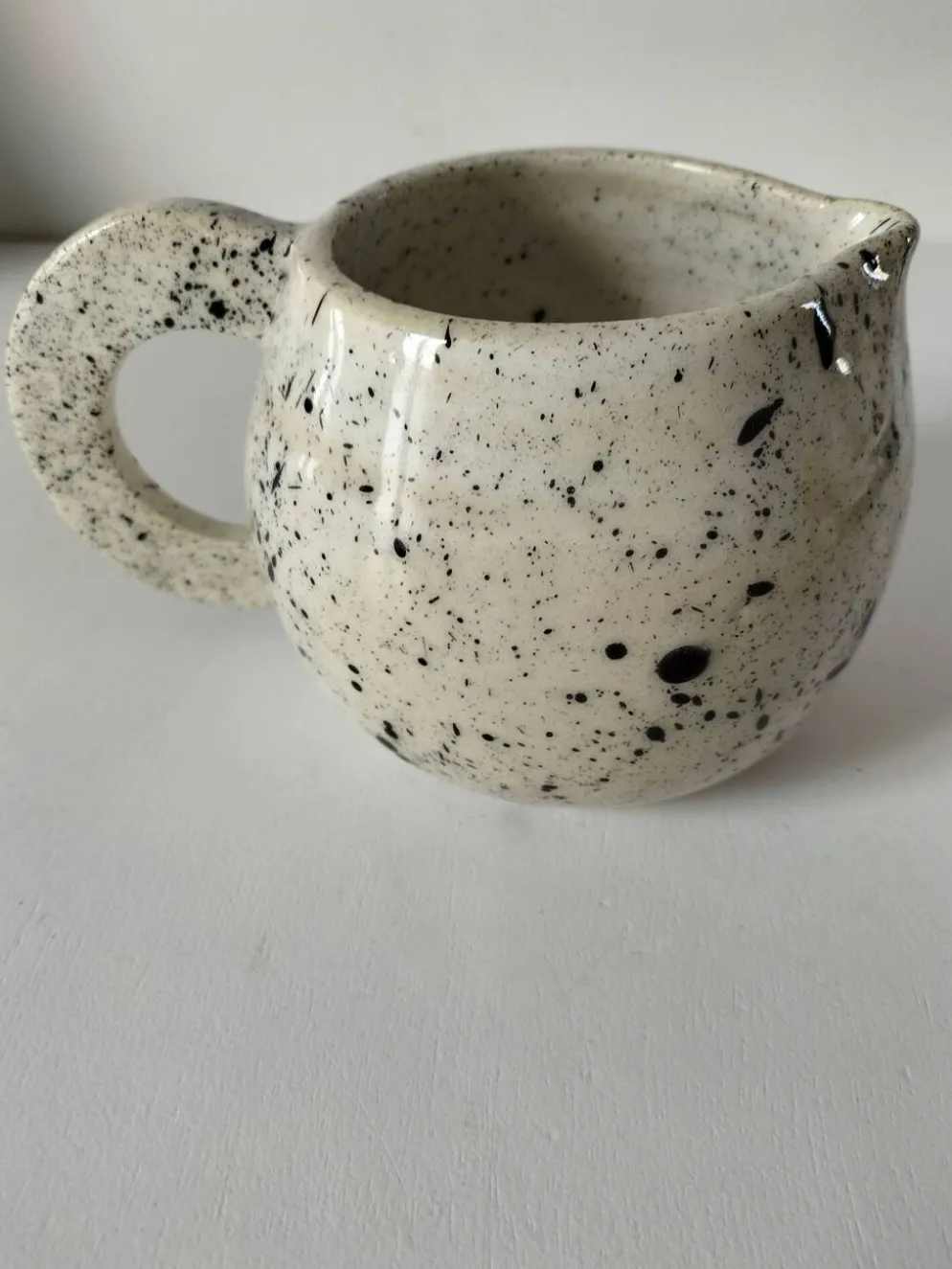 Petit pichet en céramique mouchetée esprit atelier vintage
