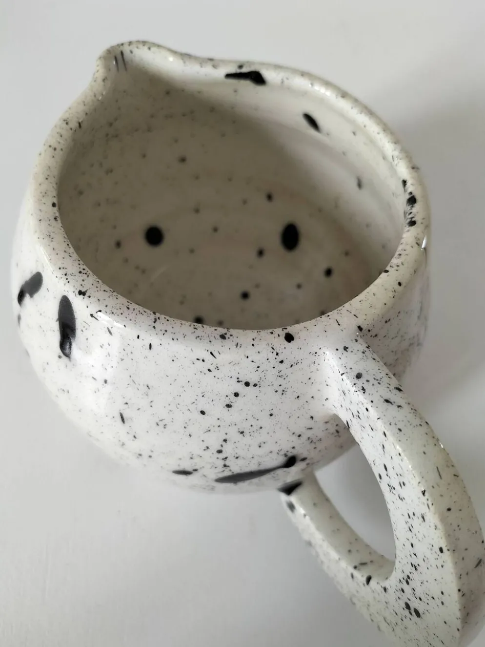 Petit pichet en céramique mouchetée esprit atelier vintage