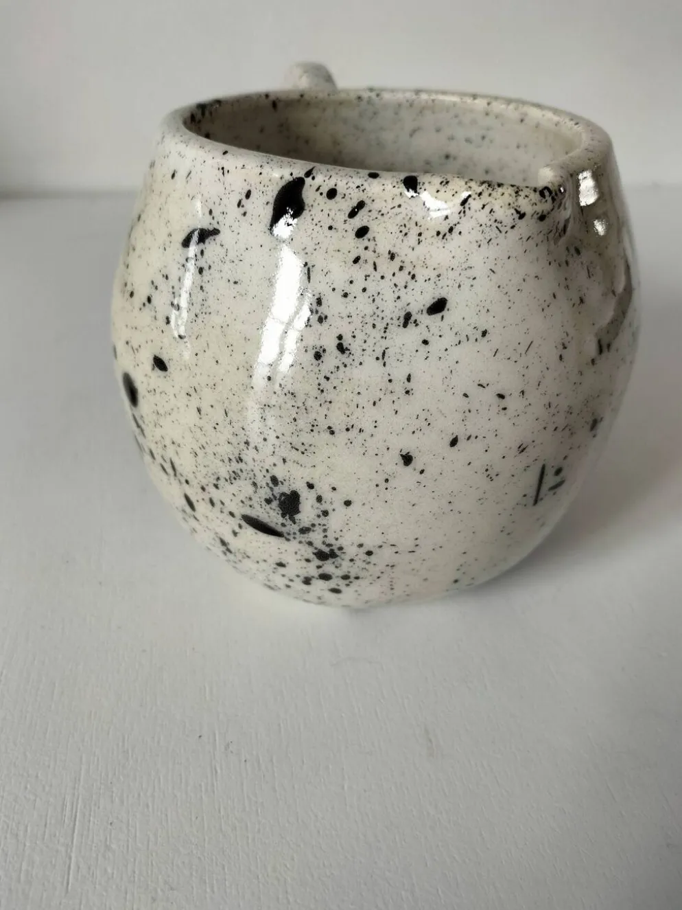 Petit pichet en céramique mouchetée esprit atelier vintage