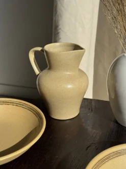 Petit pichet en grès beige H14 L15
