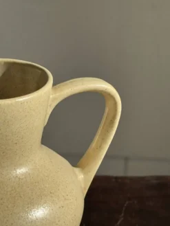 Petit pichet en grès beige H14 L15