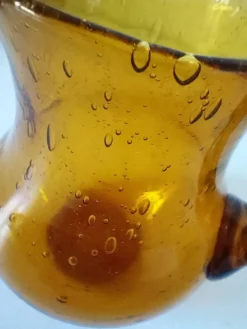 Petit pichet en verre bullé de Biot jaune doré