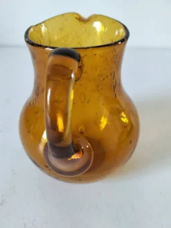 Petit pichet en verre bullé de Biot jaune doré