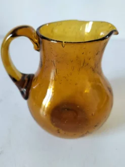 Petit pichet en verre bullé de Biot jaune doré