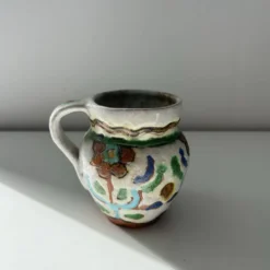 Petit pichet fleuri signé