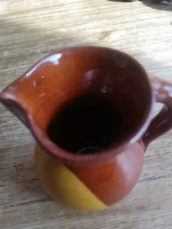 Petit pichet terre cuite bicolore marron jaune
