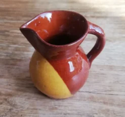 Petit pichet terre cuite bicolore marron jaune