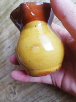 Petit pichet terre cuite bicolore marron jaune