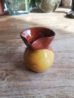 Petit pichet terre cuite bicolore marron jaune