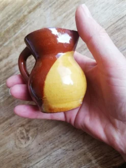 Petit pichet terre cuite bicolore marron jaune