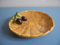 petit plat apéritif olives Au vieux Vallauris table vintage appetizer dish