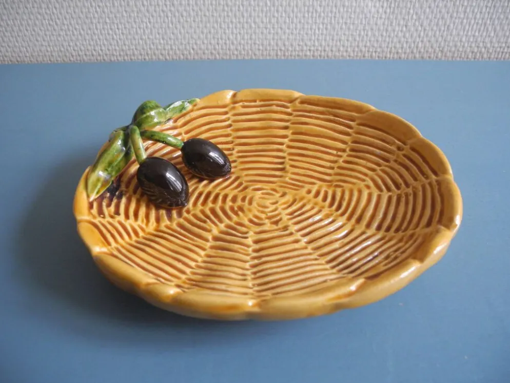petit plat apéritif olives Au vieux Vallauris table vintage appetizer dish