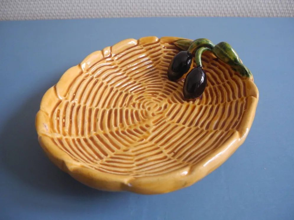 petit plat apéritif olives Au vieux Vallauris table vintage appetizer dish