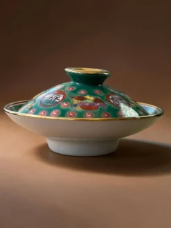 Petit plat couvert chinois en porcelaine, décor Wan Shou, années 1970-80