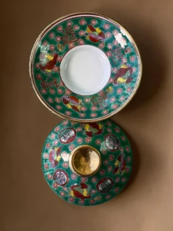Petit plat couvert chinois en porcelaine, décor Wan Shou, années 1970-80