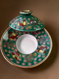 Petit plat couvert chinois en porcelaine, décor Wan Shou, années 1970-80