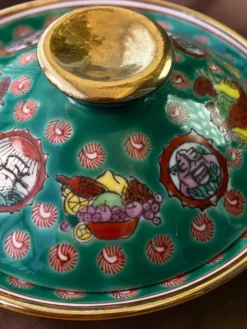 Petit plat couvert chinois en porcelaine, décor Wan Shou, années 1970-80