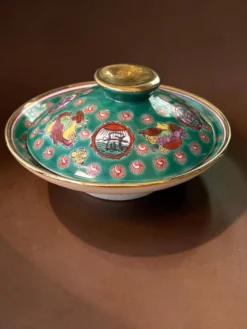 Petit plat couvert chinois en porcelaine, décor Wan Shou, années 1970-80
