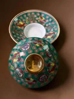 Petit plat couvert chinois en porcelaine, décor Wan Shou, années 1970-80