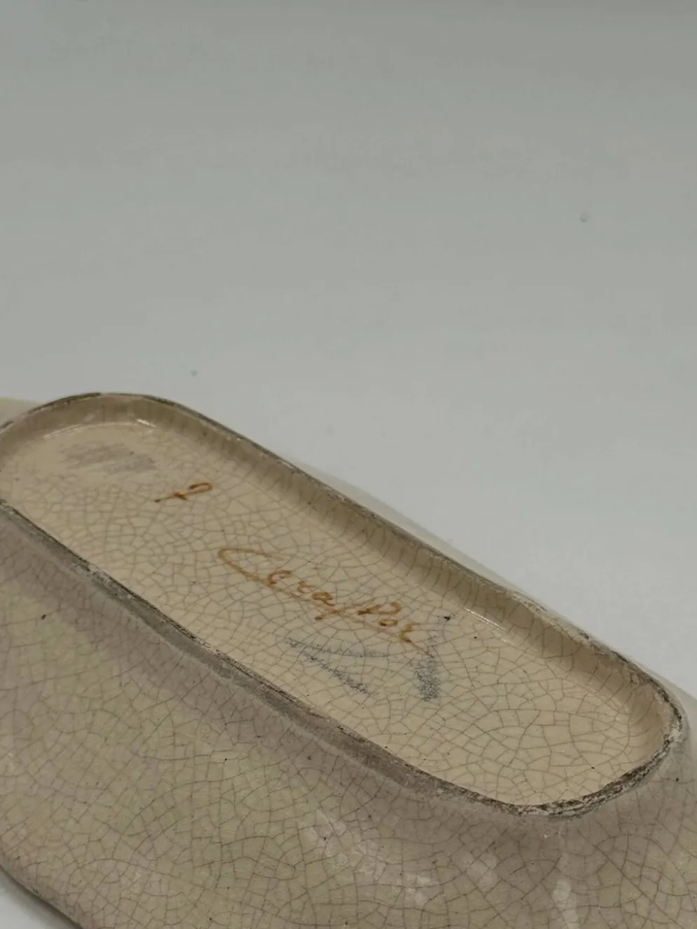Petit plat ovale en céramique à glaçure craquelée, peint à la main