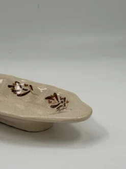 Petit plat ovale en céramique à glaçure craquelée, peint à la main