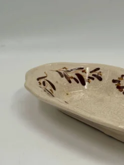 Petit plat ovale en céramique à glaçure craquelée, peint à la main