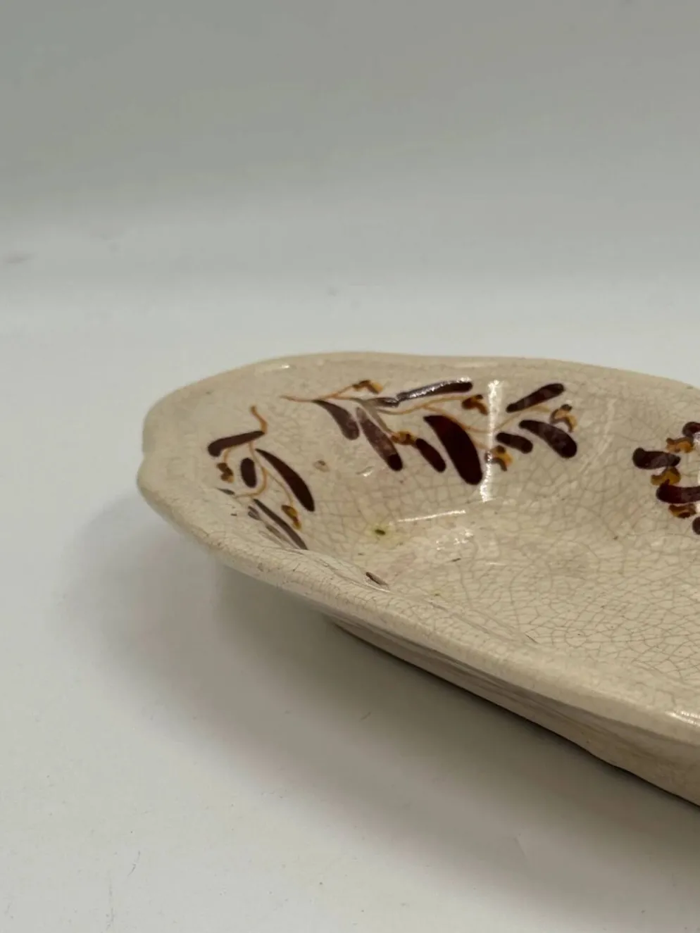 Petit plat ovale en céramique à glaçure craquelée, peint à la main