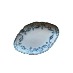 Petit plat terre de fer Emile Bourgeois motif guirlande fleurs bleues