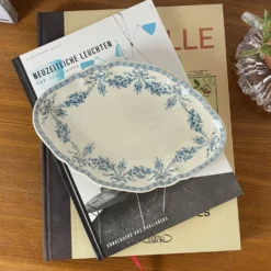 Petit plat terre de fer Emile Bourgeois motif guirlande fleurs bleues