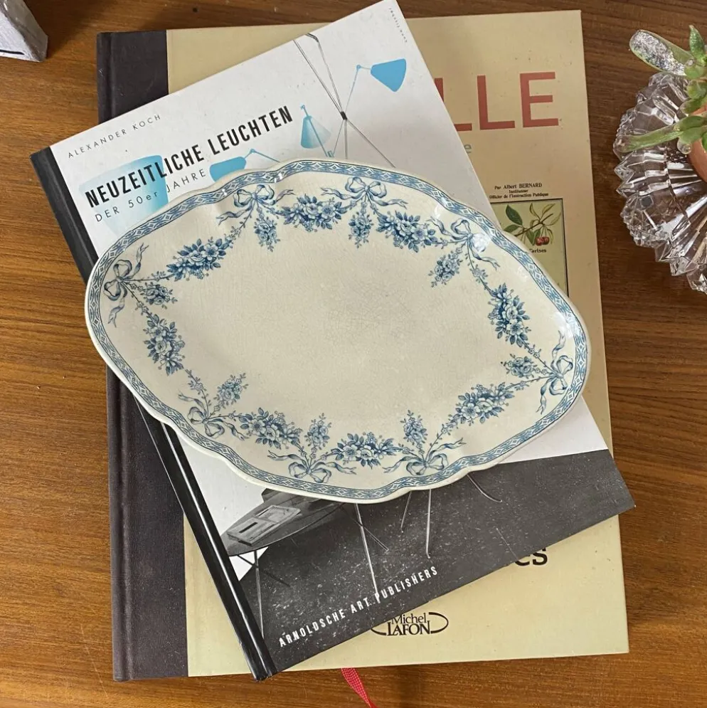 Petit plat terre de fer Emile Bourgeois motif guirlande fleurs bleues