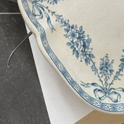 Petit plat terre de fer Emile Bourgeois motif guirlande fleurs bleues