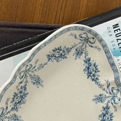 Petit plat terre de fer Emile Bourgeois motif guirlande fleurs bleues